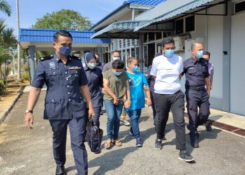 TIGA individu mengaku bersalah di Mahkamah Sesyen Kuala Pilah hari ini atas lima pertuduhan menggunakan wang palsu. - UTUSAN/NOR AINNA HAMZAH