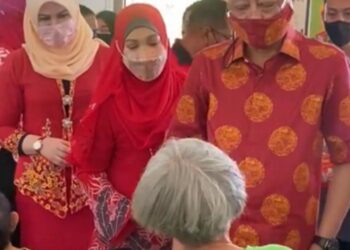 ISMAIL Sabri Yaakob dan isteri meluangkan masa beramah mesra bersama penghuni Pusat Jagaan Warga Emas Selangor King George V Silver Jubilee Fund.