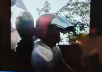TANGKAP layar video kejadian samun tular dalam media sosial memaparkan dua lelaki menaiki motosikal di Taman Sri Muda, Seksyen 25 di Shah Alam, Selangor, semalam.