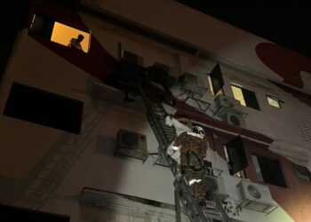 PASUKAN penyelamat mendukung seorang wanita turun tangga dari bahagian balkoni belakang sebuah hotel selepas dikatakan cuba bunuh diri untuk terjun dari tingkat tiga sebuah bangunan di Bandar Baru Klang, Klang, Selangor, malam tadi.