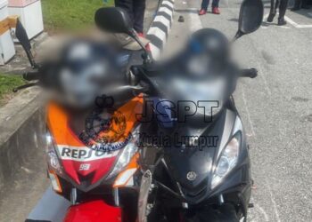 KEADAAN dua buah motosikal yang bergesel di Kilometer (KM) 0.4 Lebuh Raya Duta-Ulu Kelang (Duke).