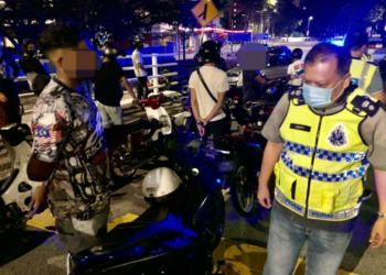 ZAFRI Zolkapli ketika mengetuai Op Samseng Jalanan bagi membanteras aktiviti 'mat rempit' di Jalan Aziz Ibrahim, Georgetown, Pulau Pinang awal pagi tadi.
