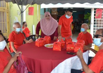 AZLIN Ali (tengah) meraikan gelandangan sempena Sambutan Tahun Baharu Cina di Pusat Gelandangan Dapur Kausar, Jalan Kapitan Tam Yeong, Seremban hari ini. - UTUSAN/ZAKKINA WATI AHMAD TARMIZI