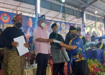 MOHD. Sharkar Shamsudin (dua dari kiri) menyampaikan sijil kepada wakil pertubuhan silat di Kejohanan Silat Olahraga Jemputan Kebangsaan 2021 di Temerloh, Pahang. - UTUSAN/SALEHUDIN MAT RASAD