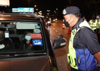RAUB Selamat memeriksa cukai jalan sebuah kenderaan yang melalui sekatan jalan raya di Lebuhraya Pasir Gudang di Johor Bahru.
