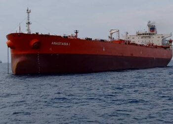 KAPAL dari Panama yang ditahan selepas tidak memiliki dokumen kebenaran bersauh dari Pengarah Laut Malaysia ketika bersauh di perairan Johor Timur, Kota Tinggi.