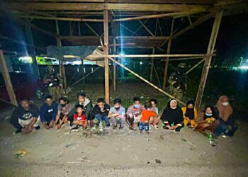 PATI warga Indonesia yang menyusup masuk Sabah ditahan di Kampung Kurnia Jaya, semalam.- IHSAN ATB 2