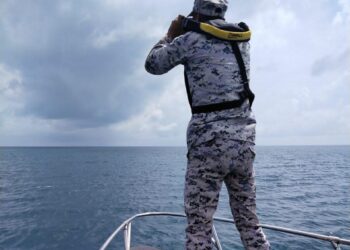 ANGGOTA Maritim Malaysia menjalankan operasi Carilamat mangsa bot karam di Pulau Banggi, Kudat. -IHSAN MARITIM