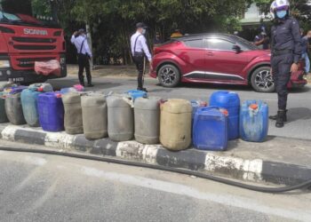 TONG berisi petrol yang ditemukan dalam sebuah kereta yang terbabas di Tendong, Pasir Mas, Kelantan semalam. - IPD PASIR MAS