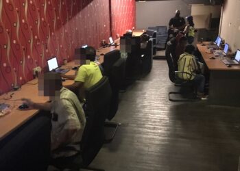 ANTARA individu yang ditahan selepas premis menjalankan operasi judi atas talian digempur polis di Jalan Batu Tiga Lama, Klang, Selangor, semalam.