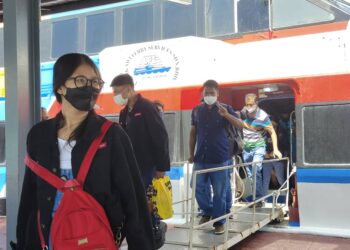 SEBAHAGIAN daripada pelancong yang tiba di Terminal Feri Penumpang Kuah, Langkawi hari ini.