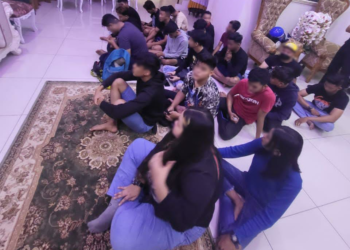 SEBAHAGIAN daripada pengunjung parti tertutup yang ditahan di sebuah rumah di Darul Aman Perdana, Sungai Petani hari ini.