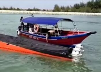 KEJADIAN bot terbalik berhampiran Jeti Kuala Besut.