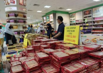 PELANGONG tidak melepaskan peluang membeli coklat import untuk dibawa pulang di Kompleks HIG,  Langkawi.