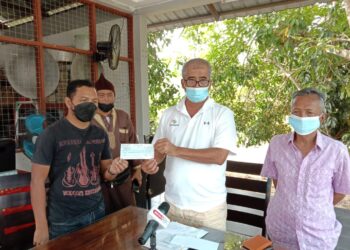 NAZRI Ngah (tengah) menyampaikan cek kerajaan negeri bernilai RM10,000 kepada Muhammad Zafifi Kamarulzaman (kiri) untuk perbelanjaan ke Korea Selatan melawat bapanya, Kamarulzaman Mohd. Fauzi @Jazuli di Kampung Mat Kilau di Jerantut, Pahang. - UTUSAN/HARIS FADILAH AHMAD