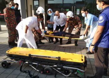 ANGGOTA bomba memberi rawatan awal kepada kanak-kanak yang terjatuh dari tingkat empat sebuah bangunan di Persiaran Putra, Kuah, Langkawi hari ini.
