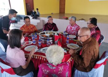 AHMAD Zahid Hamidi (tiga dari kanan) ketika mengunjungi kediaman rakan karibnya,  Beh Song Wan sempena Tahun Baharu Cina di Hutan Melintang di Bagan Datuk hari ini. - UTUSAN/AIN SAFRE BIDIN