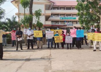 SEBAHAGIAN ibu bapa, alumni, murid serta penduduk setempat yang mengadakan bantahan secara aman berhubung penutupan SK Assumption di Bagan Dalam, Butterworth, Pulau Pinang hari ini.