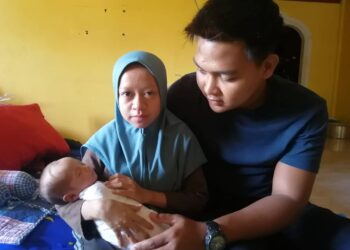 SYAKILA Norazma Amira Zuharsema dan Muhammad Azri Zaidi teruja dengan kelahiran bayi sulung mereka di Kampung Pengkalan Ajal di Hulu Terengganu, hari ini. - NOOR HAYATI MAMAT