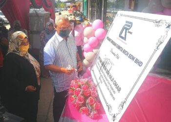 NOH Omar (kanan) menandatangani plak sebagai simbolik perasmian Pejabat Urusan Chinta Rich Sdn. Bhd. di Pasir Penambang, Kuala Selangor, Selangor, hari ini. - UTUSAN/ABDUL RAZAK IDRIS