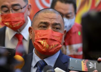 SAARANI Mohamad ditemui pemberita selepas  majlis makan tengah hari sempena Tahun Baharu Cina di Ipoh hari ini. -  UTUSAN/ZULFACHRI ZULKIFLI