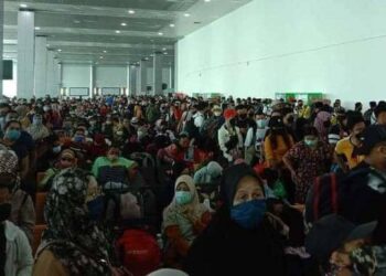 SEBAHAGIAN penumpang yang terkandas di Terminal Feri Penumpang Kuah, Langkawi semalam. - MEDIA SOSIAL