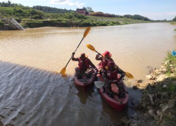 ANGGOTA unit PPDA dari Balai Bomba dan Penyelamat Telok Kemang, Port Dickson urut membantu dalam operasi mencari wanita warga emas yang hilang di kawasan Sungai Linggi, Rantau, Seremban hari ini.-UTUSAN/ZAKKINA WATI AHMAD TARMIZI