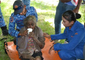 A.Sivapaki ditemui dalam keadaan lemah di dalam kawasan semak di Eco Park Rantau, Seremban pada pukul 11.40 pagi tadi oleh pasukan penyelamat selepas dilaporkan hilang sejak 30 Januari lalu.-UTUSAN/ZAKKINA WATI AHMAD TARMIZI.