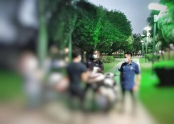 SEORANG penunggang motosikal ditahan anggota polis kerana menceroboh laluan pesisir tasik di Presint 18, Putrajaya semalam. – Foto ihsan IPD Putrajaya