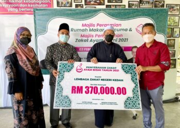 SYEIKH Zakaria Othman (dua dari kiri) dan Syeikh Fadzil Awang (dua dari kanan) menerima replika cek daripada Jaffri Ahmad (kanan) pada Majlis Penyerahan Zakat Ayam Bismi 2021 di Alor Setar hari ini. - UTUSAN/JAMLIAH ABDULLAH
