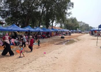 DERETAN khemah-khemah sewaan yang dipasang di Pantai Telok Kemang, Port Dickson menimbulkan rungutan kepada pengunjung yang hadir untuk berkelah di pantai berkenaan.