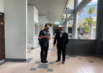 ZAINI Md. Taha (kanan) diarahkan membayar denda RM30,000 oleh Mahkamah Sesyen, Ayer Keroh, Melaka kesalahan membekal minyak masak berlebihan kepada peruncit. - UTUSAN/DIYANATUL ATIQAH ZAKARYA