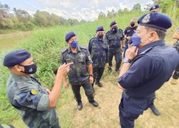 HAZANI Ghazali (kanan) melakukan tinjauan penugasan kawalan sempadan Malaysia-Thailand oleh PGA di Rantau Panjang, Kelantan hari ini. - UTUSAN/YATIMIN ABDULLAH