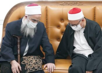 ZULKIFLI Mohamad al-Bakri menyantuni Syeikh Mustafa Abu Sulayman ketika pertemuan di Nasyrul Quran, Putrajaya hari ini. – Foto ihsan Zulkifli Mohamad al-Bakri
