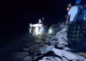 MANGSA yang ditemukan mati lemas ketika memasang jaring ikan di hadapan kunci air lorong 1, Bagan Sungai Tiang dekat Bagan Datuk semalam. - UTUSAN/IHSAN PDRM