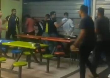 TANGKAP layar video kejadian pergaduhan melibatkan sekumpulan lelaki tempatan di Medan Selera Padang Kota Lama, Georgetown, Pulau Pinang kelmarin.