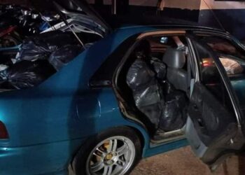 KEADAAN kereta yang membawa ketum selepas terbabas dan melanggar pokok di Kampung Kubang Tiga, Chuping, Perlis hari ini.