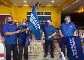 WAN Saiful Wan Jan (dua kanan) bersama Saifuddin Abdullah (kanan) ketika menghadiri program Jelajah Penerangan Isu Semasa di Kampung Parit Haji Ali, Muar di Johor.