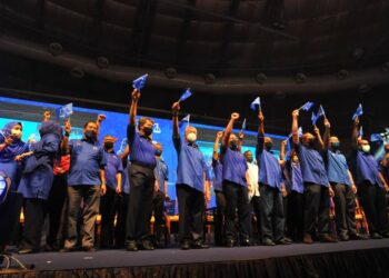 AHMAD Zahid Hamidi bersama bersama barisan kepimpinan BN mengibarkan bendera BN pada Pelancaran Jentera Barisan Nasional Pusat Operasi Zon Barat di Kompleks Sukan Educity, Iskandar Puteri. - UTUSAN/RAJA JAAFAR ALI