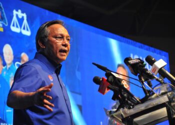 HASNI Mohammad ketika berucap pada Majlis Pelancaran Jentera Barisan Nasional Pusat Operasi Zon Barat. - UTUSAN/RAJA JAAFAR ALI