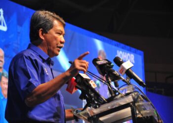 MOHAMAD Hasan ketika berucap pada Majlis Pelancaran Jentera PRN Johor Wilayah Barat di Stadium Tertutup Educity Iskandar Puteri. - UTUSAN/RAJA JAAFAR ALI