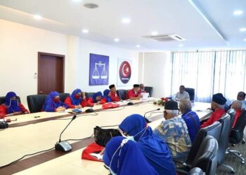 MOHAMED Khaled Nordin mengadakan pertemuan dengan veteran UMNO Bahagian Pasir Gudang sebagai persediaan menghadapi PRN Johor di Pasir Gudang, Johor.
