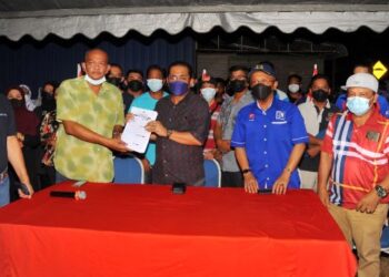MOHAMED Khaled Nordin (tiga dari kiri) menerima sebanyak kira-kira 50 borang keahlian UMNO daripada Mohd. Zahid Ismail dalam sidang akhbar pembubaran Bersatu Cawangan Molek Harmoni di Taman Harmoni, Johor Bahru. UTUSAN/RAJA JAAFAR ALI