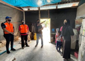 MOHAMAD FIRDAUS Johari menunjukkan rumahnya yang didiami bersama isteri serta enam anak mereka ketika menerima kunjungan ahli Yayasan Nurani Malaysia di Nibong Tebal, Pulau Pinang semalam.