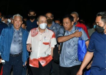 HAJIJI Noor (dua kiri) bersama Bung Moktar Radin  (kiri) pada majlis penutupan Kelab Backbenchers GRS di Kudat, semalam.