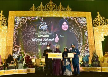 NBO Nurraysa, Fatimah Zaharah Mohd Zahib diumumkan sebagai penerima utama anugerah ditunggu tunggu dengan tahap jualan tertinggi, ditemani suami, Mohd Ridhuan Hambali.