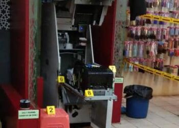 KEADAAN mesin ATM yang cuba diumpil oleh seorang suspek di sebuah pasar raya di Jalan Segamat-Kuantan di Segamat, Johor.