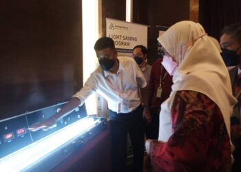 RODZIAH Ismail (kanan) mendengar penerangan penggunaan lampu LED jimat tenaga daripada seorang kakitangan Synergy Esco (Malaysia) Sdn Bhd di Glenmarie Golf and Country Club, Shah Alam, Selangor hari ini. - UTUSAN / MOHAMAD NAUFAL MOHAMAD IDRIS