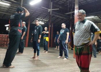 MOHD Amar Nik Abdullah (kanan) mengikuti sesi Senaman Tua di Masjid Sembilan Wali, Pengkalan Chepa, Kota Bharu. - UTUSAN/YATIMIN ABDULLAH