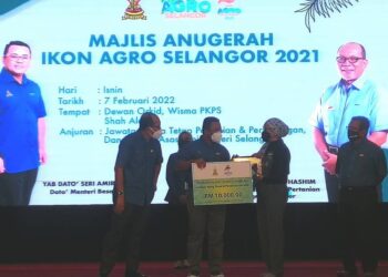AMIRUDIN Shari (dua dari kiri) dan Izham (kiri) menyapa salah seorang pemenang Ikon Agro Selangor 2021 di Wisma PKPS di Shah Alam, Selangor malam tadi. - UTUSAN / ABDUL RAZAK IDRIS